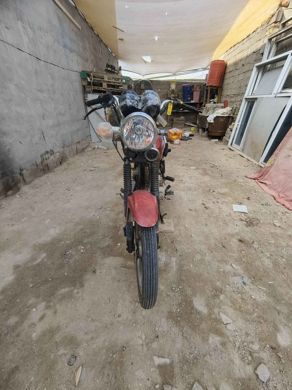 اسلام عليكم هاي دايون اوراق اصولي الدراجه متروكه وبيهة لحيم بشاصي الدراجه ما اعرف شبيهة ما بيهة بس شغلتهة تشتغل ومشيت بيهة الي شراي خلي يقيم وياخذهة الدراجه مستعجل عله بيعتهة عندي عمليه رقم الاتصال *********** والواتساب ***********
