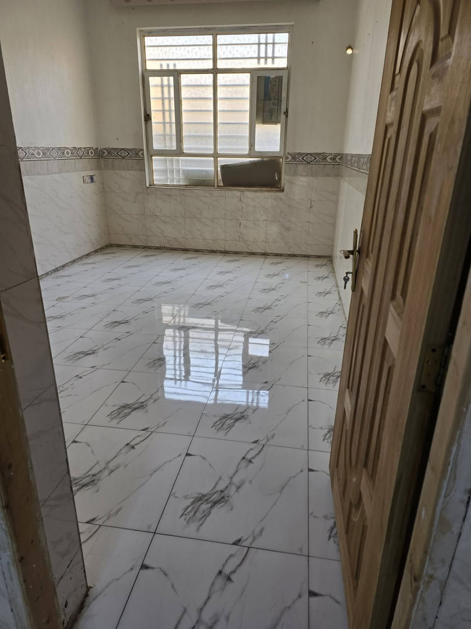 السلام عليكم 

بيت __للايجار __ للايجار __ للايجار __

المساحه          200      متر 

يجتوي البيت على _ طارمه _ حديقه _ صاله _ مطبخ_ هول _ صحيات _ غرف نوم عدد 2 _ 

الموقع // حله // شارع 60 // حي الاساتذه // مقابل بيت لواء قيس المعموري// 

للاستفسار مراجعه مكتب الاعمار او الاتصال على الارقام التاليه// ***********          ‎0772 406 5864
