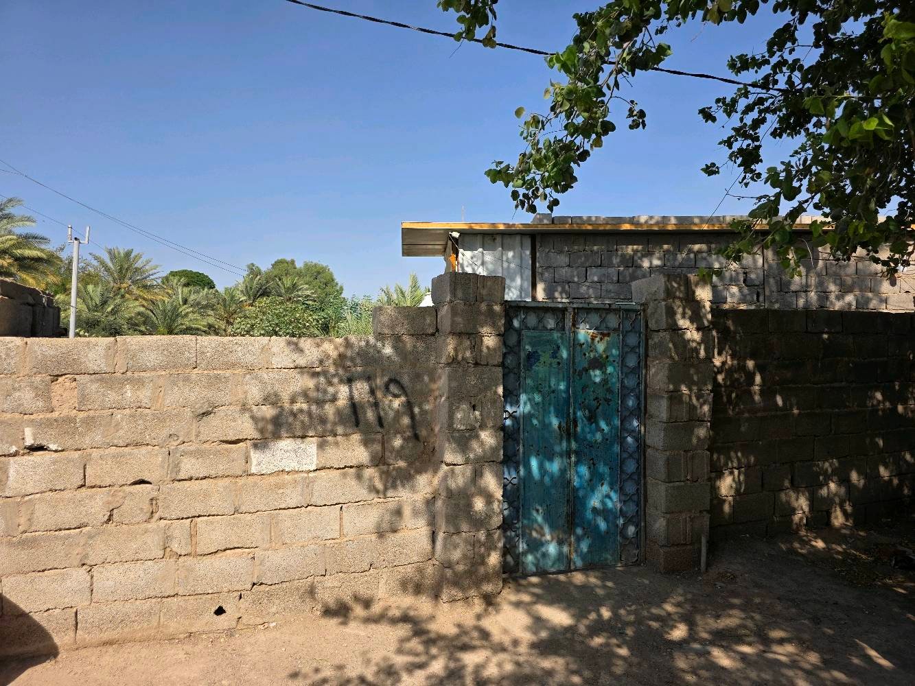 بيت زراعي بلأنوار منطقت الميتين ركن على جهت السده الحولي الجديد النزله الثانيه مال السيد أبو الحسن شارع المختار ركن البيت مساحته ٣٠٠ متر بناء بلوك وسقف سنتويج السعر ١٦ وبيه مجال .    ***********   للمراسله او الأتصال متوفر جميع الخدات .