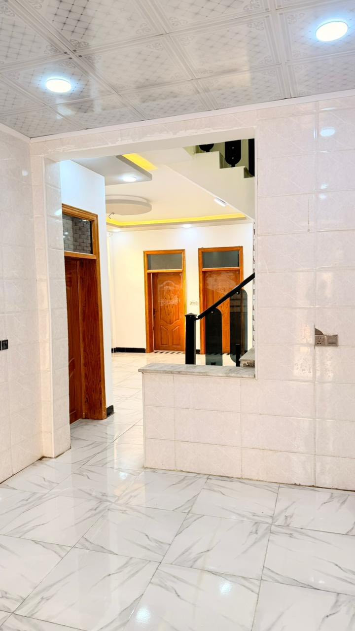 دار للبيع – بيع مستعجل ***********
المساحة: 150 متر

الموقع: النجف الأشرف، حي ميسان قرب سكلة الكرعاوي

البناء درجة أولى، أساس كونكريت وسقف كونكريت، البناء طابوق جمهور.

تتكون من: غرفتين نوم، صالة، مطبخ، استقبال، حمام داخلي وحمام خارجي.

البيت زراعي إقرار محكمة.

السعر: 58 مليون مع المجال .

للاستفسار: ***********
