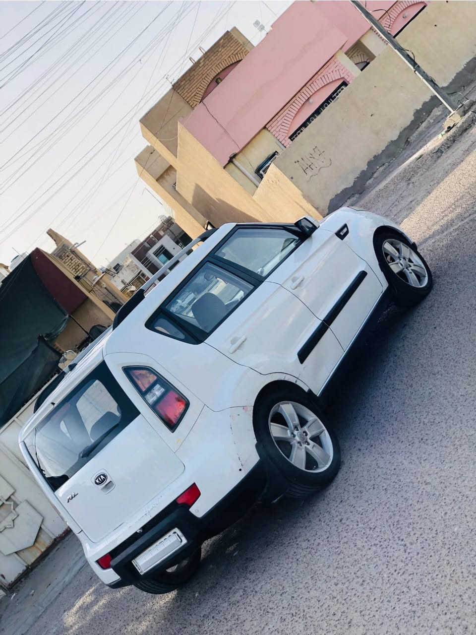 السلام عليكم...للبيع
كيا صول ٢٠١١ خليجي مكينة ١٦٠٠ دوش
رقم اربيل الجديد وهزة وسنويه جديده
السيارة مكفولة من الحادث بيه صبغ بسيط بدون دواخل كما موضح بالسونار المرفق بالصور 
تخم تاير جديد تبريد ثلج ❄️ 
السيارة نظيفة مال بيت وبلاديه وكامله وجاهزه
مكاني بغداد الكرخ
السعر  ٩٨$
***********  وبي واتساب
