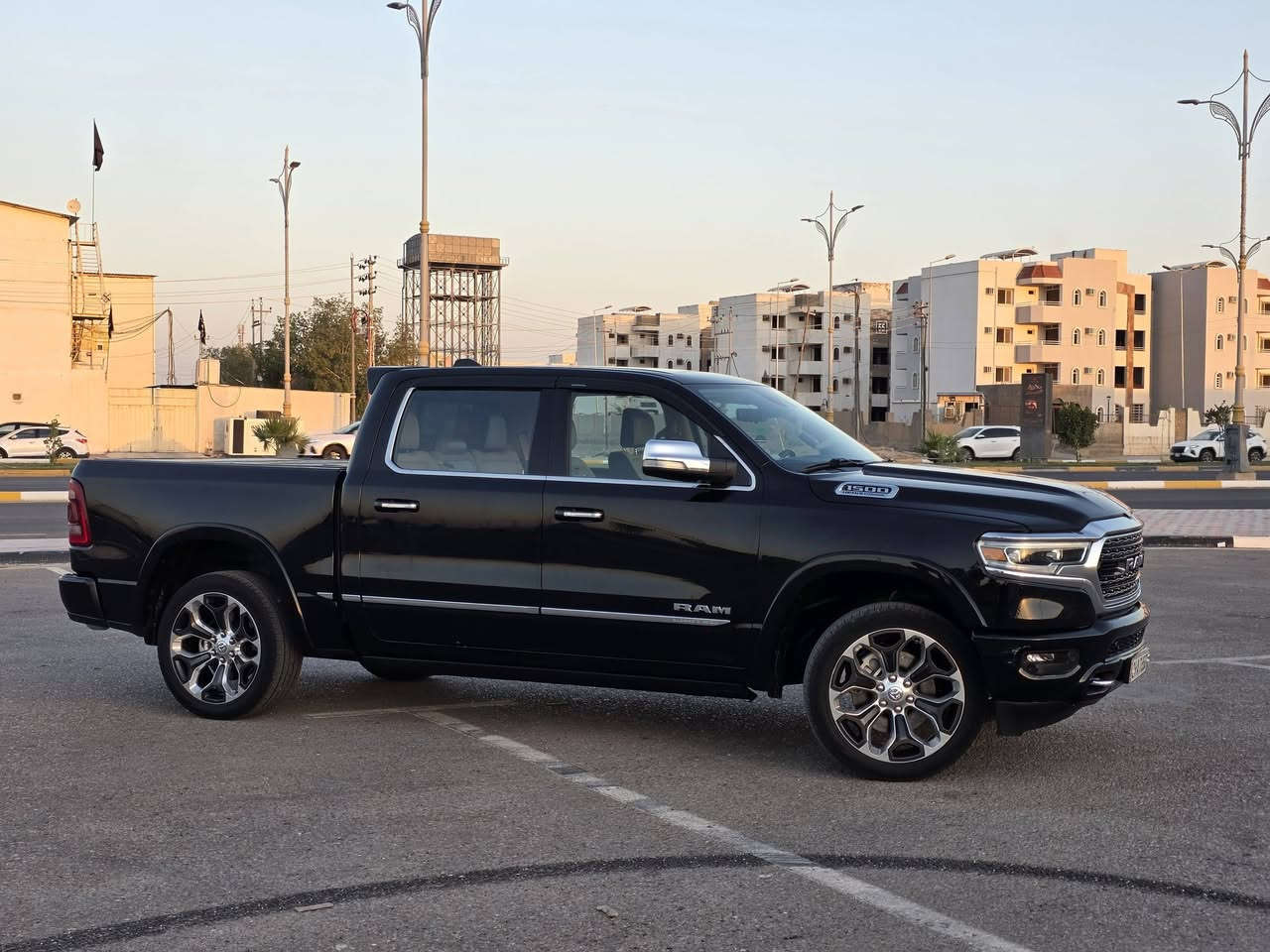دوج رام 2022 limited كندي كليت تايتل كفالة عامه
رقم دهوك بأسمي تحويل ثاني يوم
 
فول مواصفات
مكينة 8 اسلندر 5700
باب طويل بدي قصير
جكات
داخل ابيض
كشنات تدفئه تبريد
كشنات كهربائي 
بانوراما
دوسات كهربائي
وبعد بيها هواي مواصفات

السعر 43,500$
يعني اربعة شدات و 35 ورقة وبيها مجال 
مكاني كربلاء 
رقم الهاتف ***********

