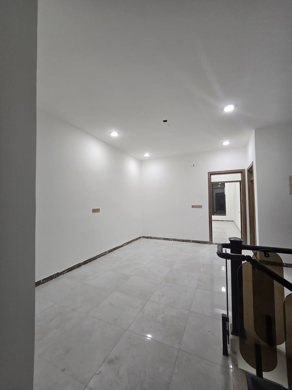 السلام عليكم
دار 150 م في ام الخيل الثانية قرب مدرسة زينة الحياة 
بناء حديث غير مسكون مكون من طابقين
الاول غرفة نوم واستقبال ومطبخ وصاله ومجمع صحي داخلي وخارجي والطابق الثاني غرفتين نوم وصاله ومجمع صحي 
للاستفسار *********** مكتب الكفاءات 
العنوان ام الخيل الشارع العام مقابل فندق البستان
