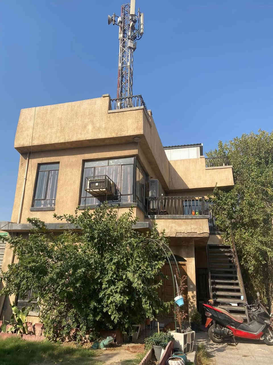 بيع مستعجل بسعر ارض
بيت 300 م واجهة 10 و نزال 30 بمربع الطاقة الغزالية  بشارع زيادمول للازياء النسائية والبيت عليه برج شركة زين نستلم ايجار  مال سطح فقط من الشركة 7 مليون + كهرباء مجاني 24 ساعة 18 امبير  البيت بناء قوي جداً مال الثمانينات  يخلص العقد بعد سنتين وتريد تجدده تريد تلغيه بكيفك .. عرض الشارع ويه الارصفة ١٥م يعني الشارع ١٠ م .. 

بيع مستعجل ٦٣٠ وبي مجال 

للاتصال / ***********

ابو سعد 

ما متواجد على الفيس اتصل وتس او اتصال ..
