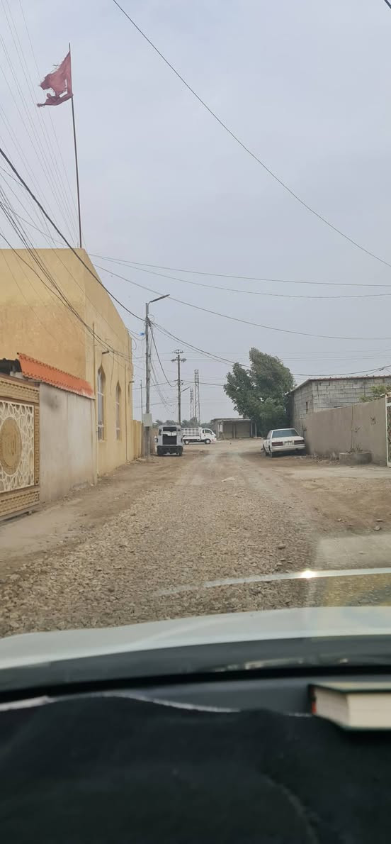 السلام عليكم 
قطعه ارض 100 م عرض الشارع ٦ م 
طريق المطار 
شارع حسينيه ابو عبير 
للاستفسار اتصل *********** 
او مرسله الحساب
