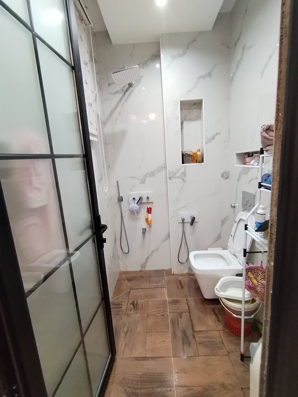 بيت للبيع حي الاطارات
بداية الحي مقابل التقاطع باتجاة مجمع الدرة وبانزين خانة سما كربلاد
المساحة ٢٠٠ متر 10*20
طابق ارضي كامل
٢ غرفة نوم (وحدة منهن ماستر)
حمام مع غربي
تواليت شرقي
حديقة داخلية مع حوض شلال
البيت اله مدخلين
المدخل الاول استقبال
المدخل الثاني مطبخ بارد
داخل المطبخ البارد مطبخ حار
هول وسط البيت مطل علحديقه الداخليه
نهاية البيت اعله بايتين بي
مجمع صحيات وابواب الغرفتين
مع منور خدمي وسط الغرف
مواصفات البيت
نظام بوري السبلت كلهن للسطح مع بوري تصريف مياة للحديقه
نظام الهوائيات كلهن صعود للسطح مطبخ وحمامات بنظام الصاروخيه
شبابيك ارتفاع ٣.٢٥ متر المنيوم سلايت مطلات عله الحدائق
الشبابيك من الهاريج محميه بابجورات مهربائيه علريمونت تفتح وتسد مثل الكبنك
حديقه داخليه مغلفه جام ارتفاع ٣.٢٥ متر وسط البيت مطله عله كل الداخل
البيت كله سقوف مغربيه وديكور حدران مع اناره مميزه
يحتوي البيت على مكنسه مهربائية دفن (فقط تسحب خرطوم المكنسة من الجدار ) ماطور المكنسه خارج البيت مثبت بصندوق الجدار
الطابق الثاني هيكل كامل مع ينقصه تبييض اللبخ وسيراميك ارضيه ونقاط الكهرباء والاناره والشبابيك والجام
سطح المنزل كامل

علق تم يوصلك السعر خاص 
او الاتصال على الرقم
***********
