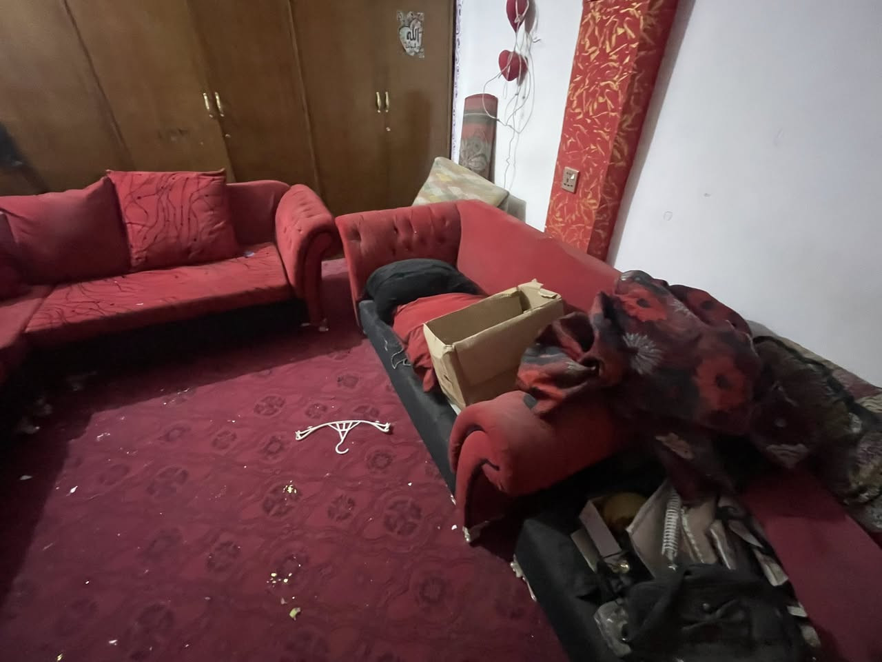 غراض مستعمل قديمة ، خلي سعرك واخذ ،
الاجهزه كلها شغاله علفحص 
مكاني كاظمية 
***********
