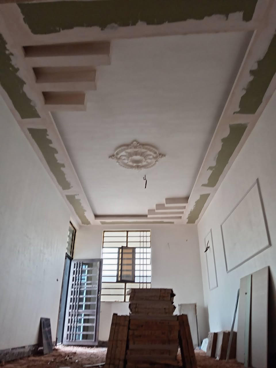 سلام عليكم نعمل كل أنواع لسقوف الثانويه خسف مربعات تغليف جدران بديل لخشب ورخان وجميع نواع لديكورات لهندسيه متوفر خاص وتساب *********** متفرغ
