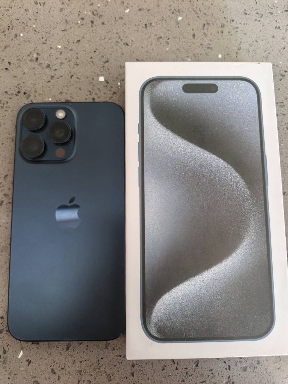 ايفون ١٥برو ماكس فاتحه من الكارتون عله ايدي وكاله هونغ كونغ
بطاريه ٩٤ جهاز مابي خدش 
ذاكره  ٢٥٦

وياه كفربن اريده بمليون و١٠٠الف

***********
