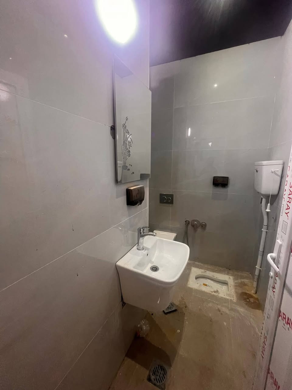 اللهم صل على محمد وال محمد
🛑 #للبيع دار سكن في حولي الجامعة 

🛑 المساحة 300 متر

🛑 طابو زراعي سند 25 مرقم من قبل البلدية 

🛑 طابق واحد بناء حديث أساس وسقف كونكريت 

🛑 يحتوي على 
🏤 غرفتين 
🏤 صالة 
🏤 مطبخ 
🏤 استقبال 
🏤 مجمع صحيات 
🏤 كراج 
🏤 طارمة
🏤 حديقه 

للاستفسار الاتصال على 
مهندس امير الصافي 
***********
