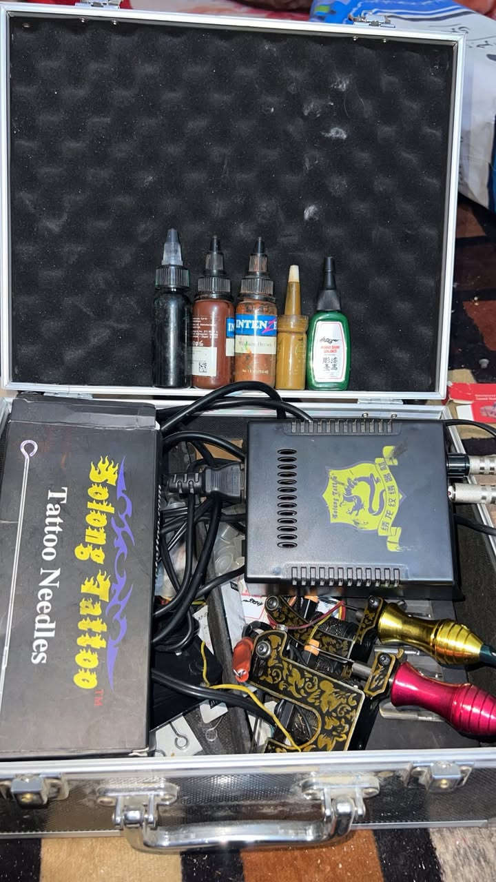 السلام عليكم 
عندي أجهزه تاتو و دك وشم 
كاملات المواد كل أنوع الاحبار والالوان جوزي واسود للصالونات الحلاقه سعر الجهاز الصغير 50 الف وسعر الاجهزه الأحمر والاخضر 250 الف مكاني مجمع حطين الشقق *********** الخاص والواتساب مغلقات
