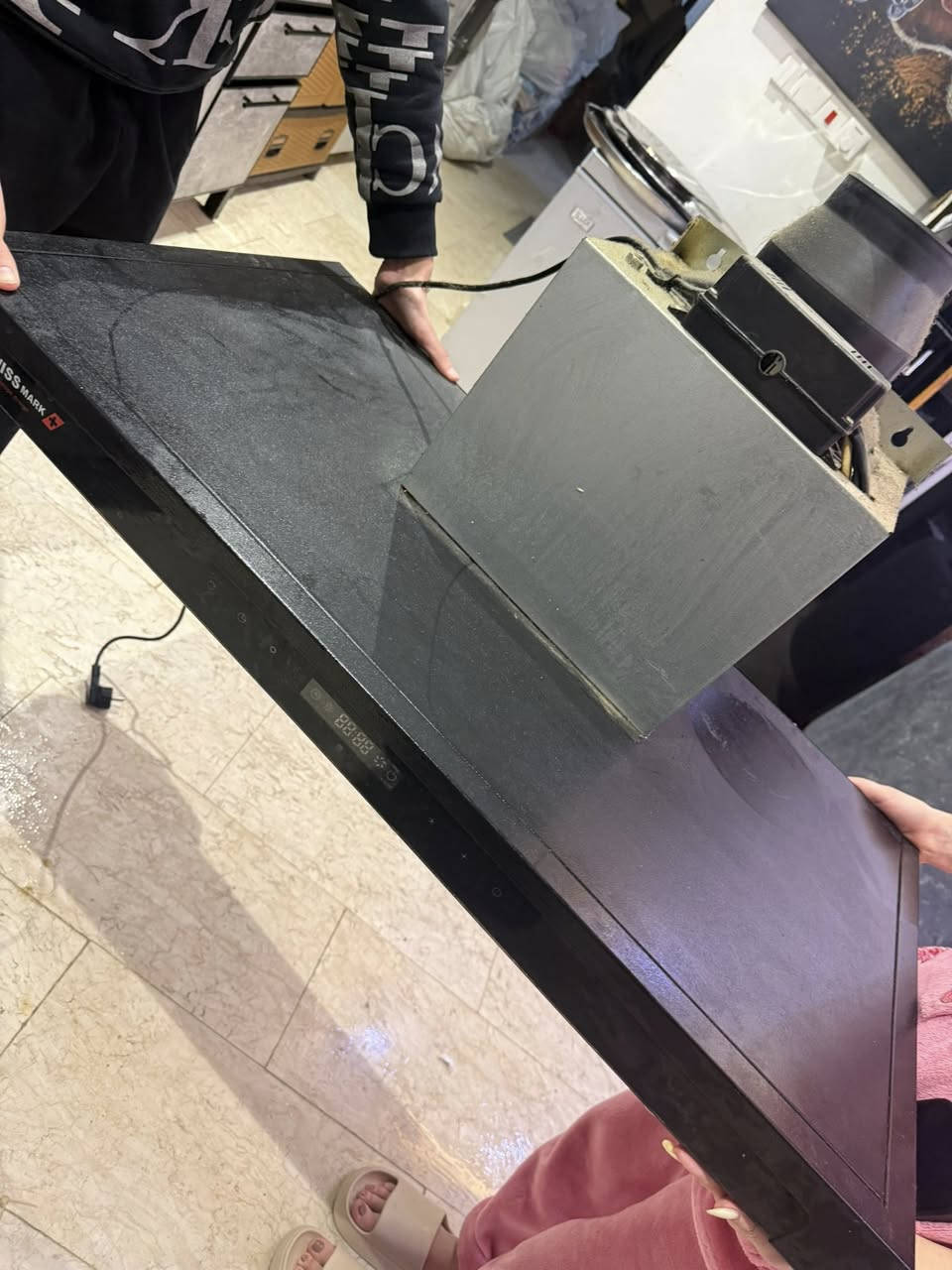 شفاط ماركة سويس ٤ سرعات المكان المنصور ب١٠٠ للاستفسار الاتصال على  الرقم ***********
