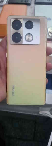 للبيع ب سعر ١٥٠ الف دينار فقط 
رام ١٢ و ذاكره ٢٥٦ كيكا 
دبل سيم 
مكان اربيل قلعه *********** واتساب خابرني
