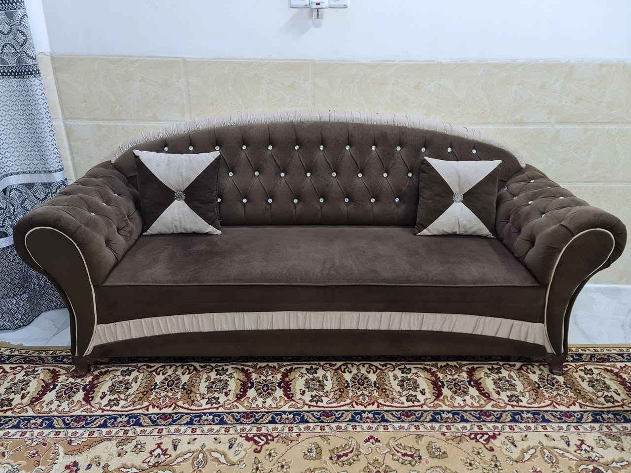 السلام عليكم
قنفات خمس قطع للبيع 
نظيفة والخشب عراقي
قنفتين ٢١٥ سم
قنفة ١٦٢ سم
قنفتين ١٠٤ سم
السعر ٢٧٥ الف وبيها مجال
للتواصل ***********
