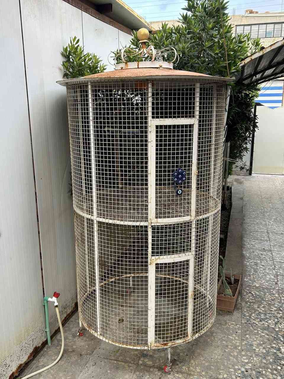 السلام عليكم/ متاح قفص حديد طابقين شغل درجة أولى حديد ثقيل 
ابعادة// متر ونص * متر ونص * متر ونص 
              ارتفاع        عرض.         طول 
                         ((بكل طابق )) 
سهل التحريك يحتوي على ٤ ارجع وتايرات 
يحتاجله صبغ فقط 
والطابق الجوه مابي ارضيه تكدر تكص التايرات وتنزله عل ارض 
الـسـعـر ٢٠٠ ألف   هـ ***********
مكاني بابل قضاء المسيب وتوصيل ماعندي
