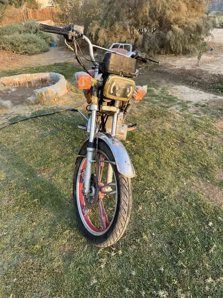 سلام عليكم اخوان دراجة سونگ2020 (5)گير بس محدث 22 دراجة نضيفه اوراق جاهزه اصوليه مكاني بغداد جسر ديالئ الجديد 
للاستفسار ***********السعر (450)وبيها مجال
