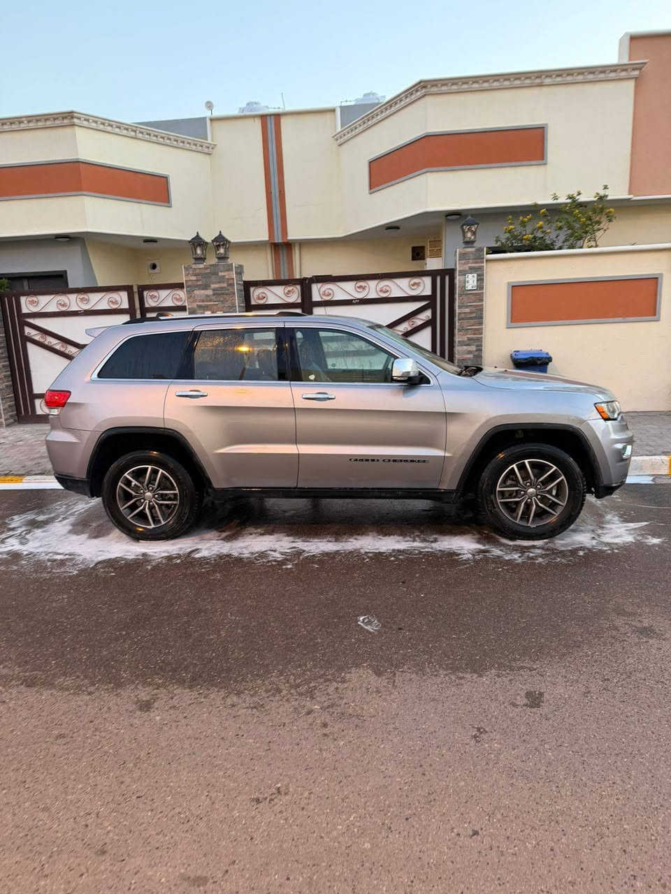 جيب كراند شيروكي 2018

المحرك : V6 3600 (دفع خلفي) 
العداد : 125ألف كيلو قابل للزياده  ( مو ميل)
رقم بصرة 
 
المواصفات :
* المقاعد من الجلد حضن.
* المقاعد الأمامية كهربائية .
* ذاكرة لحفظ وضعيات الجلوس . 
* المقاعد الأمامية تدفئة . 
* رادار النقطة عمياء .. 
منظومة امامية زنون . اصلي لايت نهار 
* تشغيل عن بعد .
* صندوق كهربائي .
* حساسات خلفية .
* كاميرا خلفية دوارة.
* المرايا تعتيم / هيتر / قلابة عند الرجوع
* محدد سرعة . 
* نظام بريك اوتماتيكي 

وارد امريكي داخله كلين فقط بارد بل جنطه
هنا صار بيهه حادث بسيط وتبدل مدكر وبنيد شغل درجه اولئ
محرك وگير مكفول حداده تبريد تخم تاير جديد 
السياره جديده وجاهزه من كلشي تراي للشمال
السيارة نظيفة وجاهزة ما تحتاج مصروف.
📍 الموقع: البصرة
للاستفسار *********** البصرة, العراق
