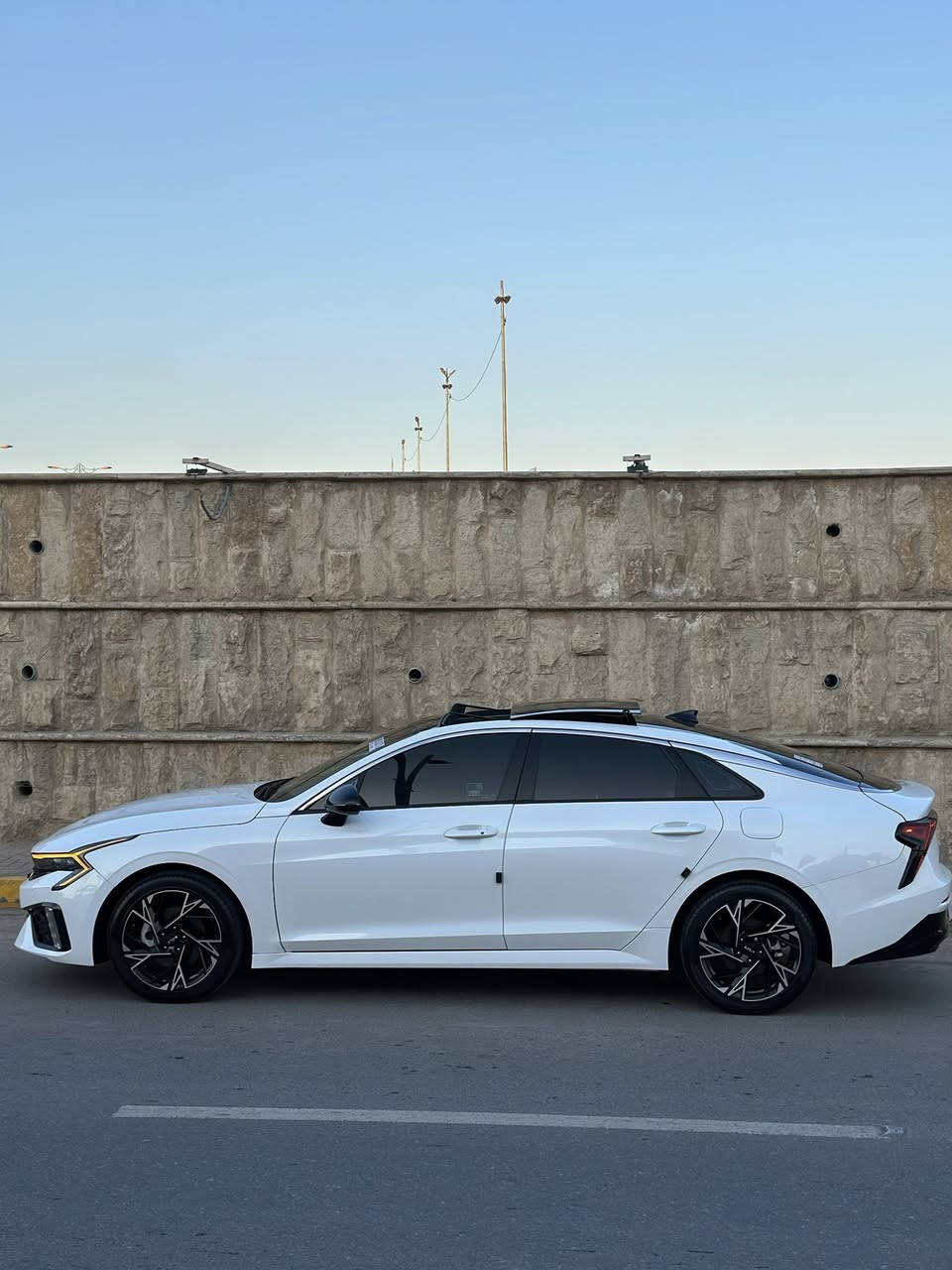 السلام عليكم رمضان كريم
عروض رمضان مستمره
كي فايف جيتي لاين 
موديل ٢٥
ماشيه ٤ الف ميل 
وارد أمريكي 
تترقم شمالي 
.
الضرر 
جاملخ وباب السايق فقط 
شرط الفحص والسونار 
.
المواصفات 
بانوراما 
كشنات جلد 
كشنات تدفئه 
عداد ديجتال 
رادار امامي 
رادار خلفي
رادار جانبي 
داخل ابيض و اسود 
تحديد مسار 
كروز سرعه 
شاشه ابل كار بلي 
أربعة أنظمة قياده 
وبقية المواصفات المعروفه 
.
الموقع الموصل حي نركال 
لمعرفه السعر الاتصال على الرقم 
***********
