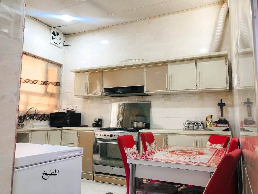 🏡 دار  للبيع  🏠
📍 الموقع: حي الصديق الأولى، قريب من سائدين الصديق الرئيسية.وقرب جامع المهيمن 🕌

✨ بناء حديث – سنة 2024

📐 المساحة: 150 متر مربع

📏 الواجهة: 7.5 متر

🛣️ شارع تبليط بعرض 12 متر

🏠 تفاصيل الدار:

🔹 طابقين كاملة 

🛏️ 6 غرف نوم

🔸 الطابق الأرضي:
• غرفتين نوم

• هول استقبال

• مطبخ

• صحيات

• كراج

🔸 الطابق الثاني:

• 4 غرف نوم

• هول

• صحيات

• بيتونة

مكتب العبيدي للعقار 

نستقبل جميع العروض 

***********
