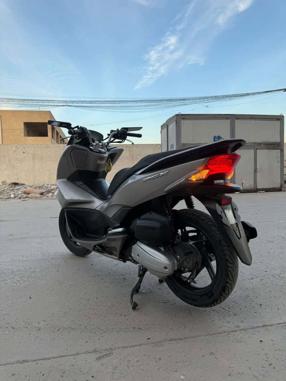 السلام عليكم Pcx جيل ثاني مديل2018 سلفر ماشيه 30الف دراجه ياباني مكفوله من كلشي بس ما عده كفرات بيهن شخوط  سعر خاص. للتواصل ***********
