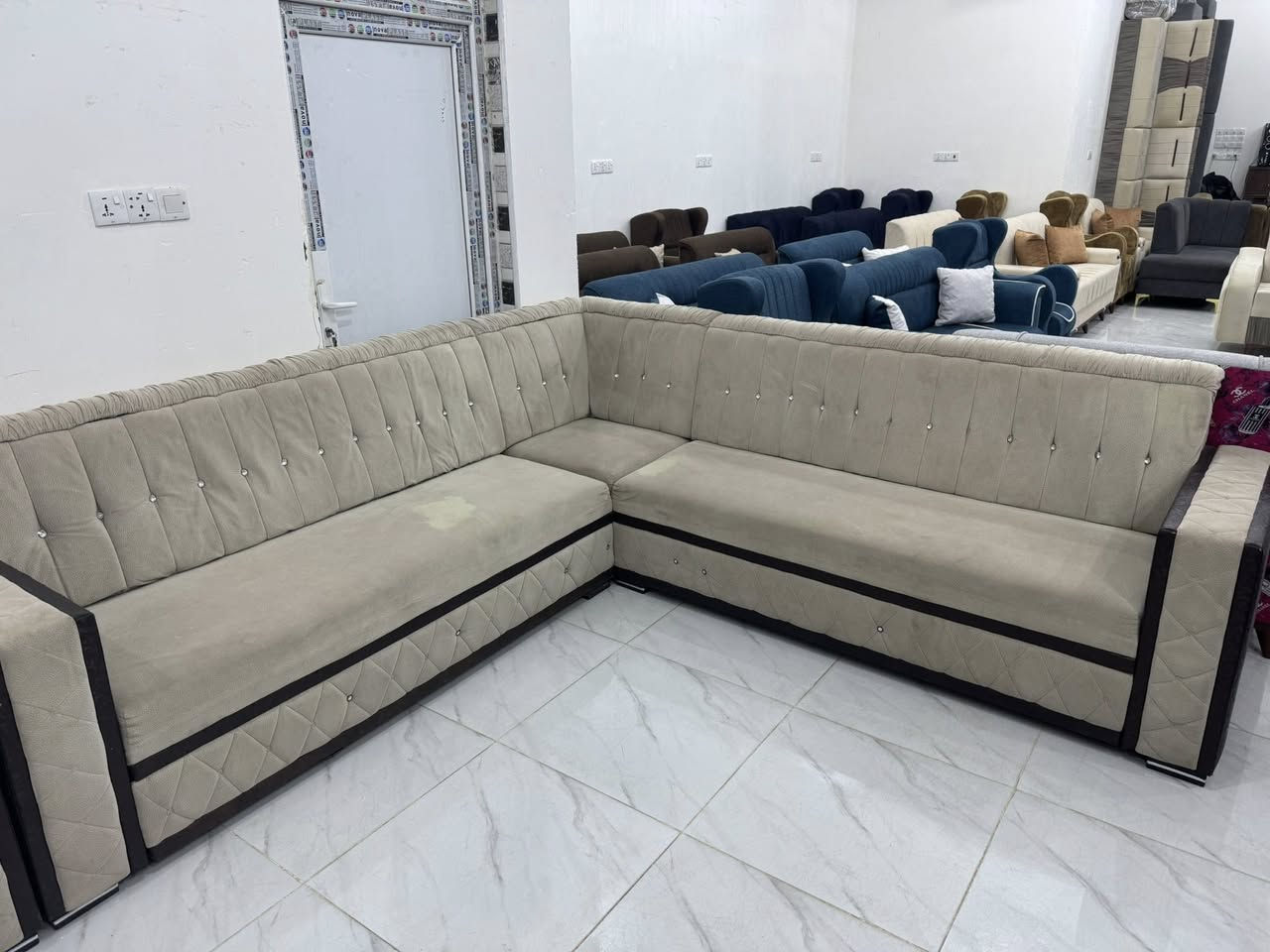 ديوان تركي ١٠ نفر 
للستفسار ع رقم *********** واتساب اتصال 
العنوان كوت زين القوس شارع مله
