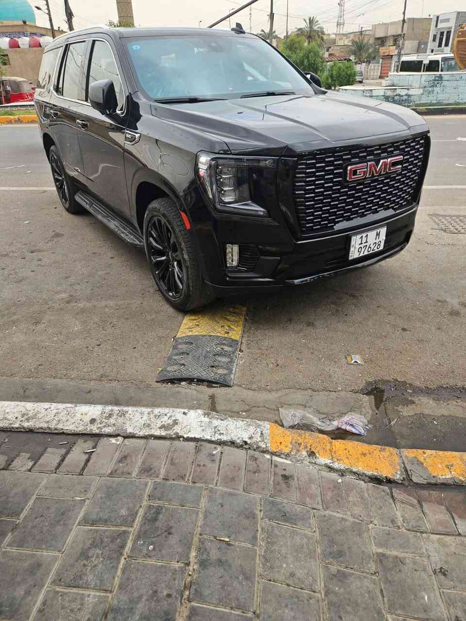 المحرك والأداء
GMC Yukon 2021 خليجي 

 محدث  دينالي 

حادث فقط شبر بارد بالجاملغ الخلفي 
السعر 44.500$

* محرك 5.3 لتر V8 بقوة 355 حصان وعزم 383 رطل-قدم (الفئات الأساسية).  

* محرك 6.2 لتر V8 في فئة Denali بقوة 420 حصان وعزم 460 رطل-قدم.  

* خيار ديزل 3.0 لتر Duramax تيربو متوفر في بعض الفئات.  

* ناقل حركة أوتوماتيك 10 سرعات لجميع المحركات.  

* دفع خلفي أو رباعي حسب الفئة.  

الأبعاد

* الطول: حوالي 210 إنش (5.33 متر).  

* العرض: حوالي 80–81 إنش.  

* عدد المقاعد: 8–9 ركاب حسب الترتيب الداخلي.  

السحب واستهلاك الوقود

* قدرة السحب تصل إلى 7,700 رطل (حوالي 3,490 كغ).  

* استهلاك البنزين لمحرك 5.3 تقريبًا:

    * داخل المدينة: 16 ميل/غالون

    * طريق سريع: 20 ميل/غالون  

التقنيات والمقصورة

* شاشة معلومات وترفيه حتى 10.2 إنش

* شاشة عدادات رقمية

* كاميرات متعددة ورؤية محيطية

* دعم  Apple CarPlay￼ و Android Auto￼

* تعليق هوائي اختياري لتحسين الراحة والارتفاع.

 باقي التفاصيل 

عنوان بغداد

رقم الهاتف 

+964 770 627 8189
