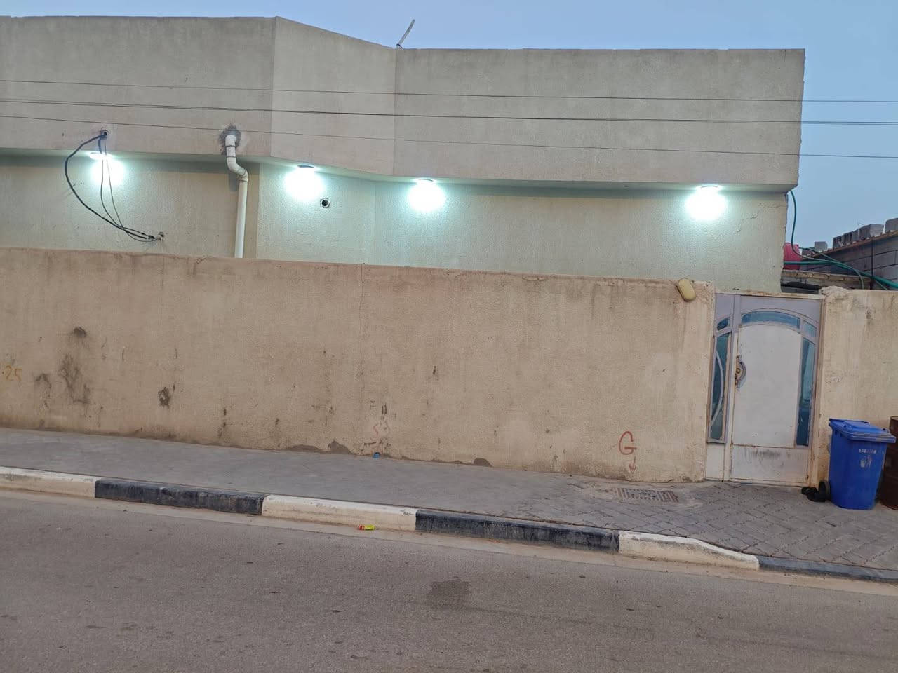 🏡 بيت للبيع — الزبير / حي الصحفيين الأولى
▪️ بيت ركن بموقع حلو ومميز
▪️ المساحة: 250 متر
▪️ أرض بلدية
▪️ مرفوع بيه معاملة تمليك على قرار 320 وواصلة للتثمين
🔹 تفاصيل البيت:
3 غرف نوم
صالة
مطبخ
استقبال
صحيات داخلية وخارجية
غرفة فوق البيت
✅ البيت جاهز من كل شيء
✅ خدمات المنطقة متوفرة بالكامل:
كهرباء دفن — ماء — مجاري — تبليط وكافة الخدمات موجودة
📍 العنوان: الزبير / حي الصحفيين الأولى
📞 للاستفسار والاتصال: ***********
