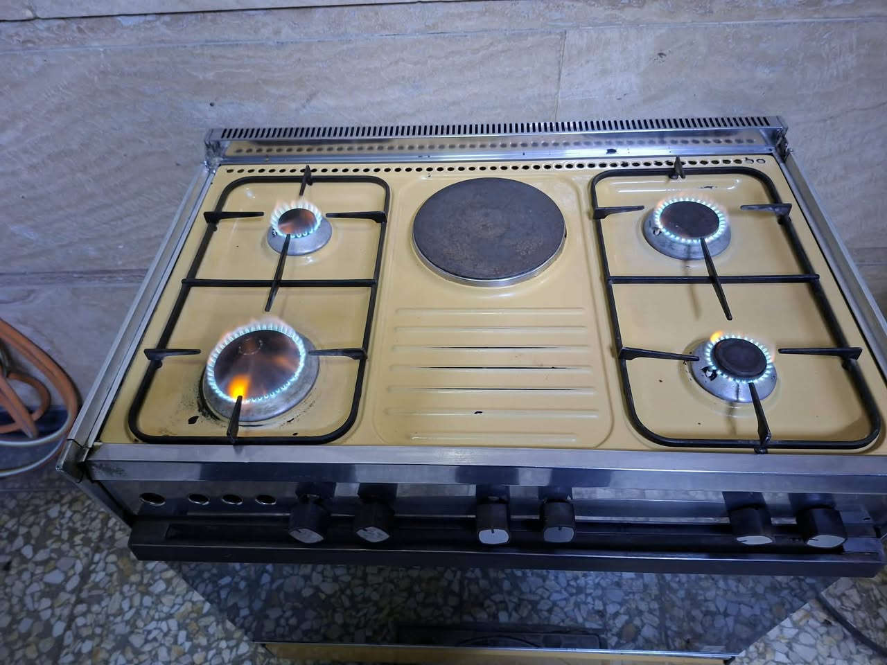 سلام عليكم طباخ البيع مستعمل قليل كله شغال ستفسار عله رقم ***********
