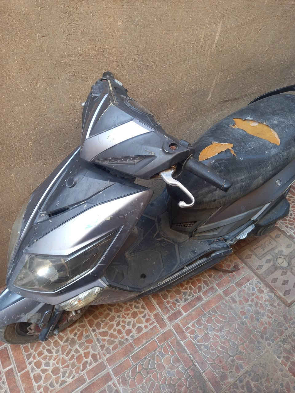 للبيع السريع دراجة Sym بحاجة إلى صيانة للإتصال بالأرقام ***********\***********
