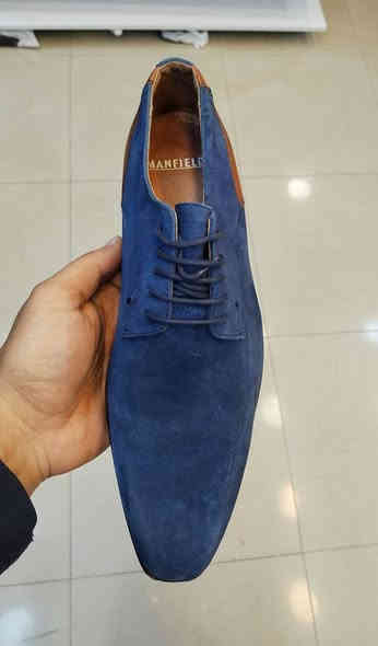 مصنوع بالكامل من جلد الغزال حتى الأرضية 
حذاء اكسفورد رسمي من مان فيلد 
صنع في البرتغال أصلي وكالة اورجنال 
بالة اوربي نظافة 💯 
مصنوع من جلد الغزال الطبيعي بالكامل 
اللون الأزرق الملكي بأرضية جلد طبيعي 
قياس 42 طول القدم 27 سنتيم 
قطعة رسمية مال بدلات 
للحجز على خاص 
أو مراسلة واتساب ***********
