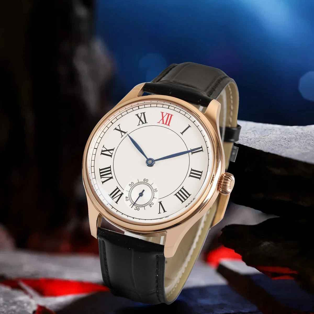 سحر الميكانيكا الكلاسيكية | SEAKOSS Heritage ⌚✨
ساعة ماركة SEAKOSS (تكويك)
تجمع هذه الساعة من Seakoss بين الروح التاريخية لساعات الجيب القديمة والتصميم العصري الأنيق. 
الميناء (Dial): يأتي بلون كريمي هادئ مع أرقام رومانية كلاسيكية، يبرز فيها الرقم XII باللون الأحمر لإعطاء لمسة تميز فريدة.
العقارب: عقارب زرقاء مصقولة (Blued Hands) توفر تبايناً رائعاً وسهولة في القراءة.
الماكنة (Movement): قلب ميكانيكي ينبض بماكنة Manual Wind تعبئة يدوية (تكويك) من طراز ST17، يمكنك الاستمتاع بتفاصيل التروس والحركة من خلال الغطاء الخلفي الشفاف.
الهيكل: مطلي بلون الذهب الوردي (Rose Gold) الذي يضيف فخامة استثنائية، مع تاج "بصلة" (Onion Crown) كلاسيكي.
الميناء الفرعي: عداد ثوانٍ مستقل عند الساعة 6، لإضافة عمق وتفاصيل ميكانيكية دقيقة.
ساعة تعكس الذوق الرفيع وتثبت أن الجمال يكمن في التفاصيل الميكانيكية البسيطة. 🌹🖤
(الصور خاصة بالساعة نفسها اني مصورها)
#Seakoss #Watches #ManualWind #Horology #ClassicStyle 
#ساعة_ميكانيكة بغداد, العراق


**إذا كنت صاحب هذا الإعلان وتريد حذفه لأي سبب، رجاءا أرسل رسالة إلى الدعم الفني**