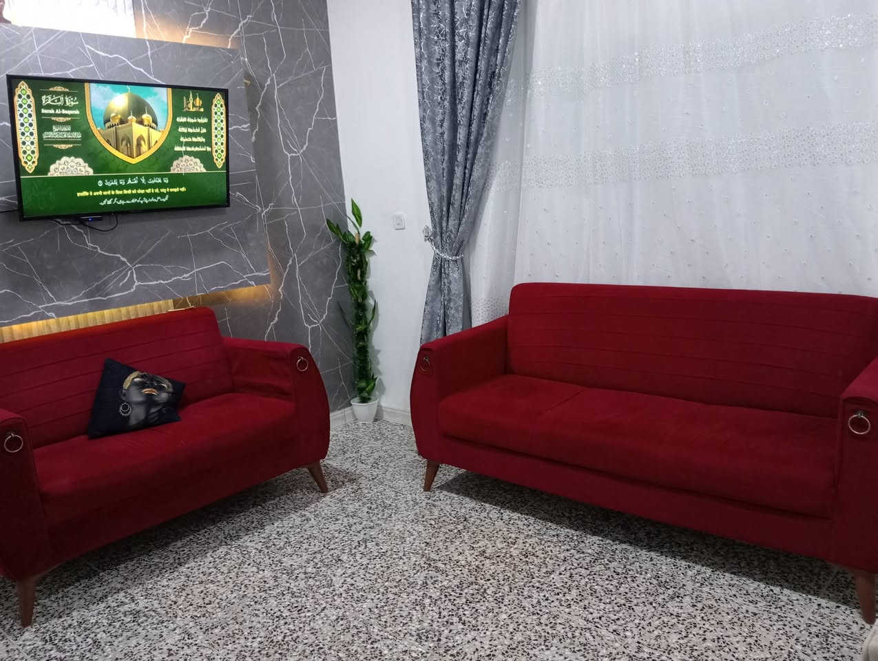 سلام عليكم بيت 100متر سند 25 داخل بسند البيت بي اسواق واستقبال ومطبخ وحولي وحمام وحمام فوك وغرفتين فوك وبيتونه نهايته ابو دشير مدخل لمعينات
***********
