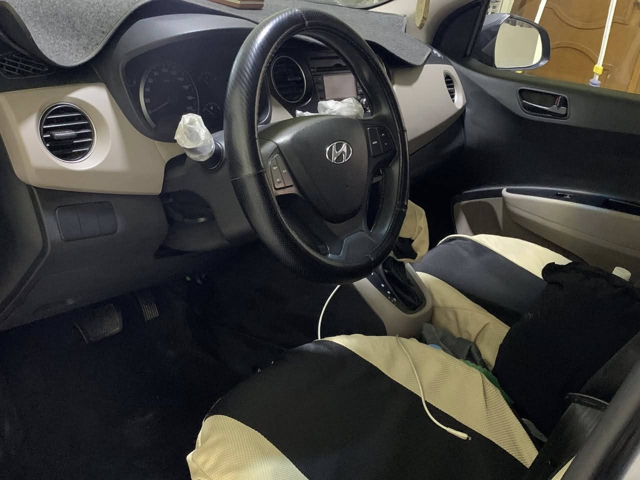 هونداي i10كراند ٢٠١٥ ماشيه ٦٦ الف رقم بغداد بااسمي محرك ١٢٠٠
طخه خفيفه بجاملغ اليمنه ومشط إستيرين شويه تعبان 
الباقي كفاله من ضربه وصبغ وبارد  سعر ٨٩ وبيه مجال شي جدا بسيط عنوان بغداد البيجيه ***********
