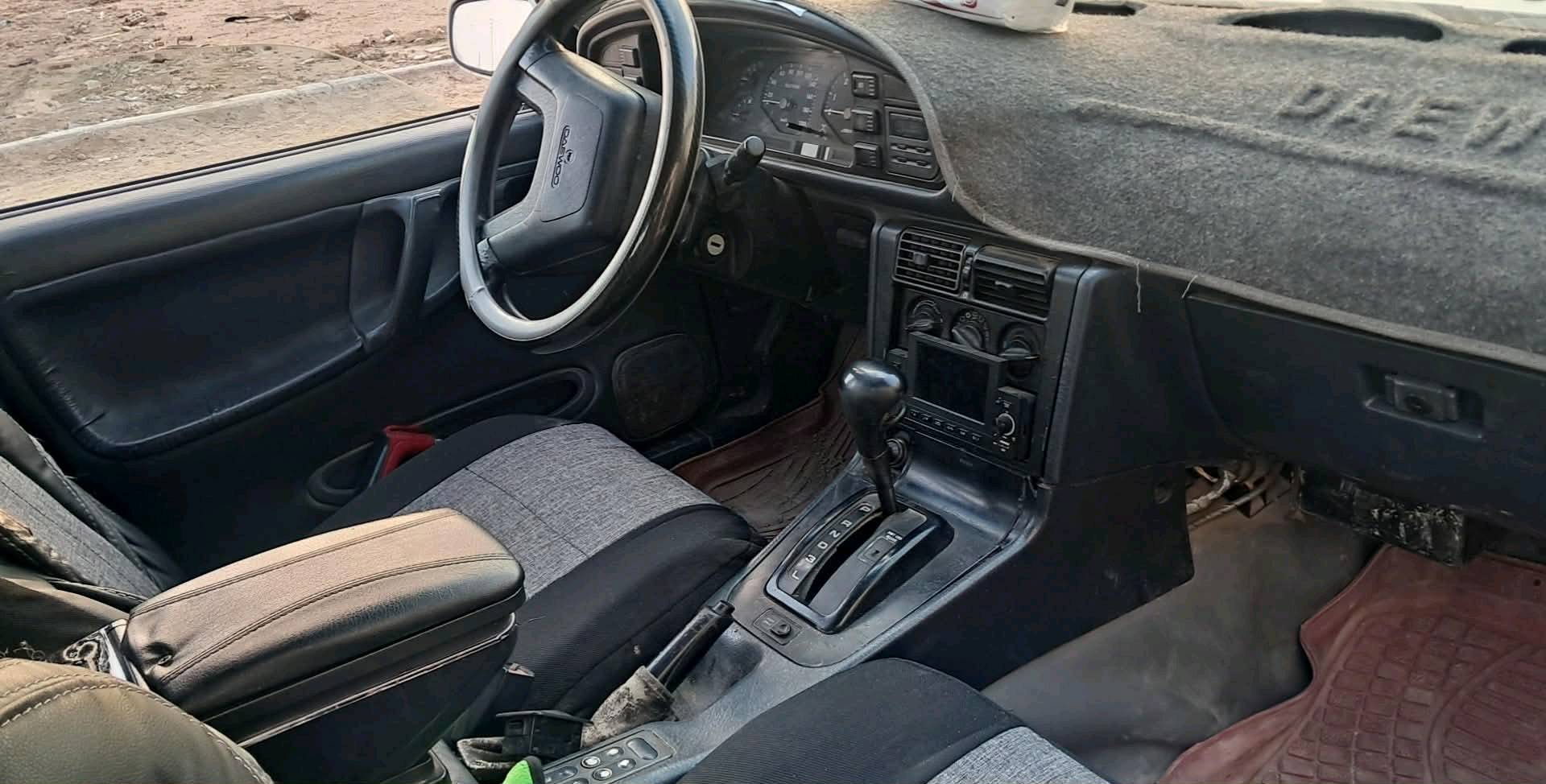 سيارة دايو موديل برنس 1990 معروضة للبيع. تحتوي على ناقل حركة أوتوماتيكي وجير/مكينة بحالة جيدة. لون السيارة أبيض والديكور الداخلي نظيف ومريح. تحتاج بعض الصيانة في المنطقة الأمامية كما هو موضح في الصور. سعر تفاوضي.