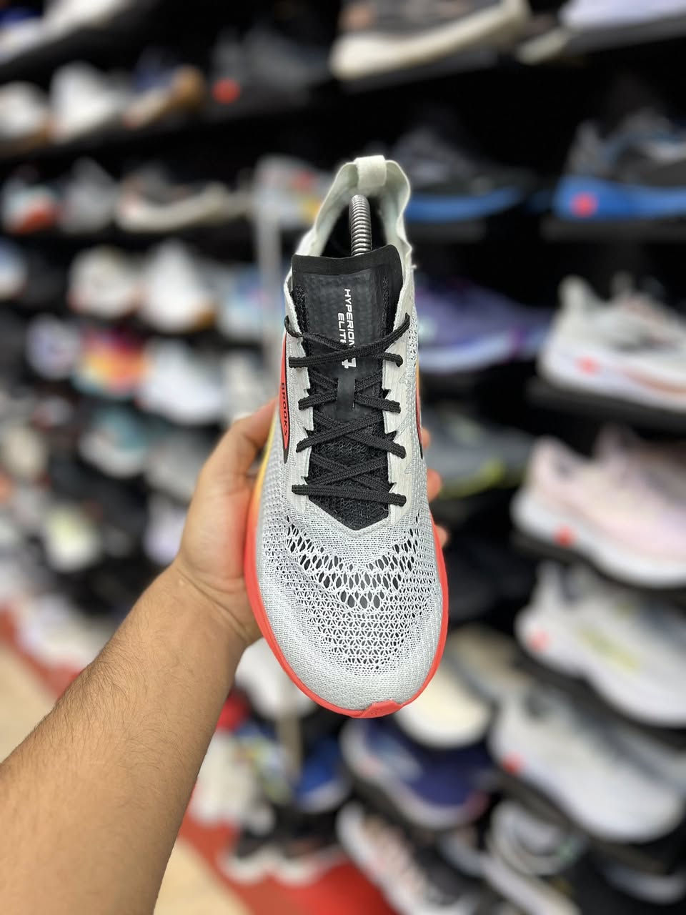 Brooks Hyperion Elite 4

نوع الحذاء: حذاء سباقات متطور (Super Shoe) مزود بلوح من ألياف الكربون (Carbon Fiber Plate) للمساعدة على الاندفاع السريع للأمام.
الرغوة والمستشعر: يعتمد على رغوة DNA Flash v2 المحقونة بالنيتروجين، وهي خفيفة الوزن وتوفر استجابة وارتداداً ممتازاً للطاقة مقارنة بالإصدارات السابقة.
الجزء العلوي: مصمم من نسيج شبكي خفيف الوزن وعالي التهوية ليضمن ثبات القدم ومنع الانزلاق أثناء الركض السريع

قياس 42 القدم 27

السعر  95 الف

العنوآن نجف ملحق الروان
*********** واتساب

