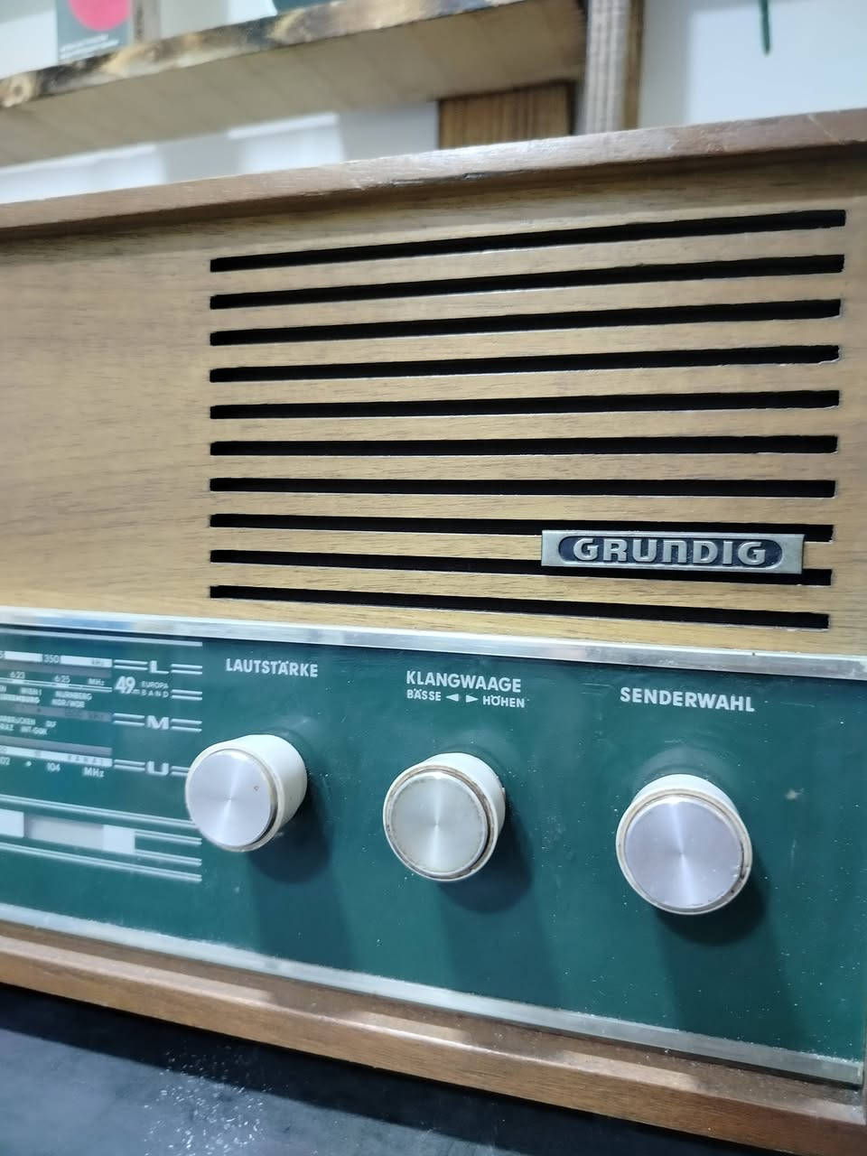 راديو كروندك الماني اصلي موجات FM AM SW LW
كل الموجات شغالة  ماعدى موجة FM اف ام بس وشه 
الجهاز شرط لمبات كاملة مامصلح بدون اي نقص 
العين السحرية شغالة جدا نظيف بدون كسر ولافطر 
السعر 80 الف يوجد توصيل داخل العراق فقط


**إذا كنت صاحب هذا الإعلان وتريد حذفه لأي سبب، رجاءا أرسل رسالة إلى الدعم الفني**