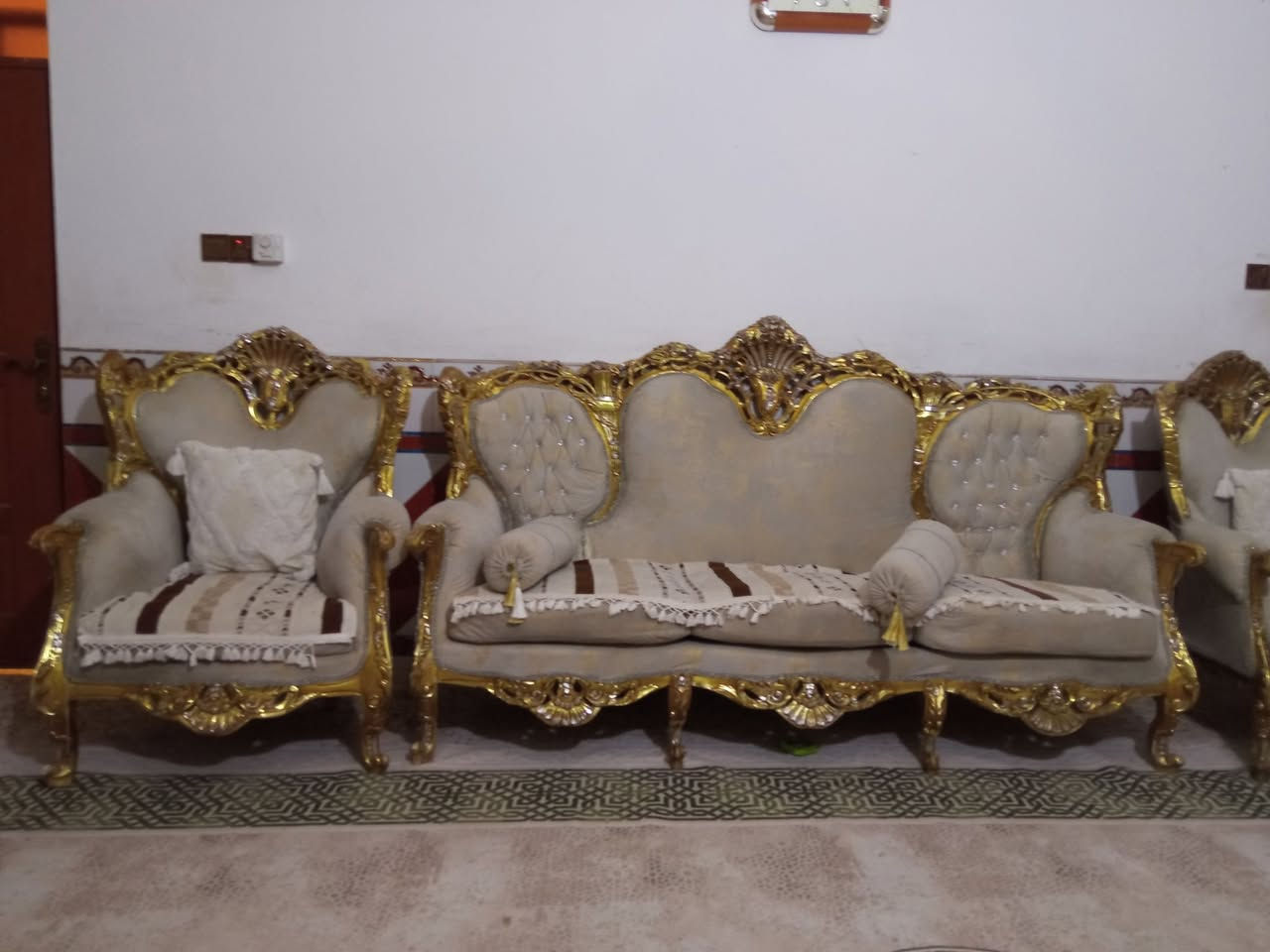 سلام عليكم طخم للبيع زان مصري السعر 1600وبي مجال ***********
