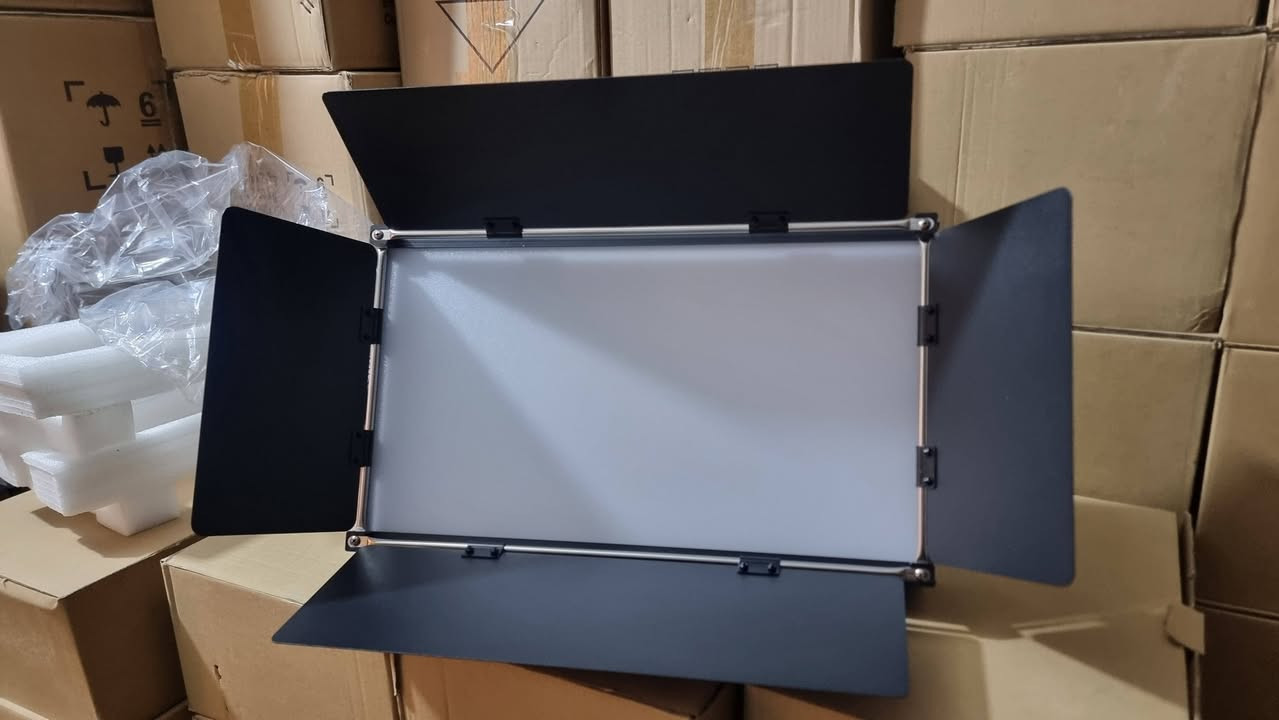 السعر 150 الف 
اضاءة فديو  مستمرة 200 واط من شركة YSKE
باي كلر شمسي ابيض ثلجي  تحكم كلفن تحكم بقوة الاضاءة 
شاشة كبيرة فانات تبريد عدد ٢ صامت  تحكم تطبيق موبايل جديد متوفر توصيل


**إذا كنت صاحب هذا الإعلان وتريد حذفه لأي سبب، رجاءا أرسل رسالة إلى الدعم الفني**