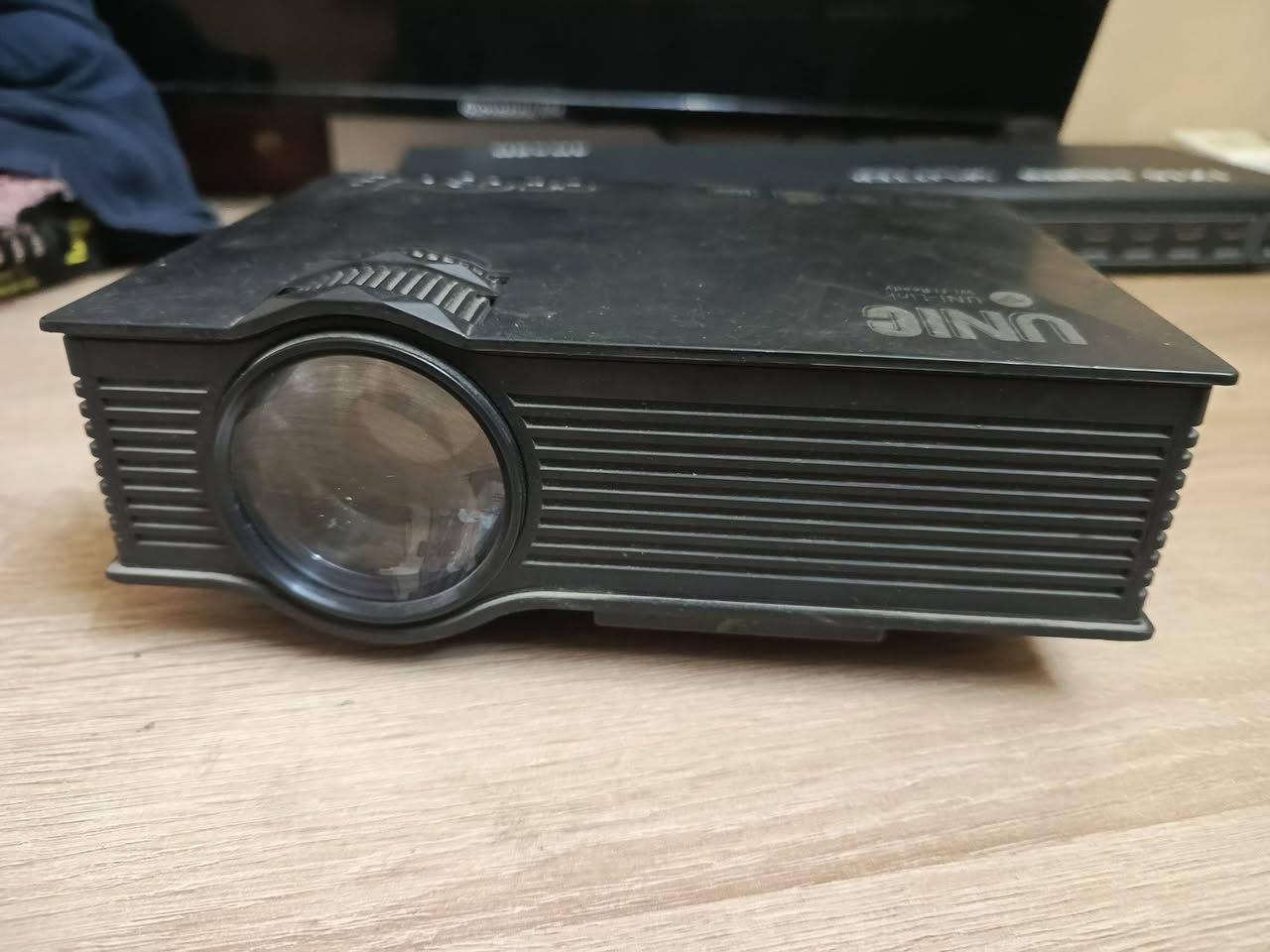 داتا شو
السوده شغاله وايفاي وhd وكامله كلشي شغال والبيضه تشتغل بس تعرض صوره بيضاء اعرضه فحم ثنيهن ب 50 متوفر توصيل لجميع المحافظات 
متواجد خاص وو واتساب ***********
