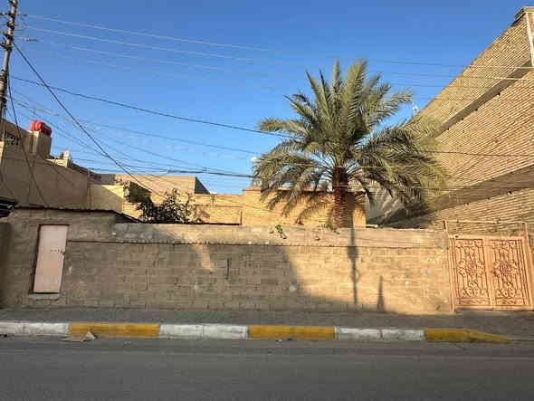 الدار للبيع طابو صرف مساحه ٣٠٠ م 
واجهه ١٥ نزال ٢٠ متوفر كافه الخدمات قريب عن شارع العام 
كربلاء _ قرب مرقد الحر للاستفسار الاتصال على الرقم 
***********
