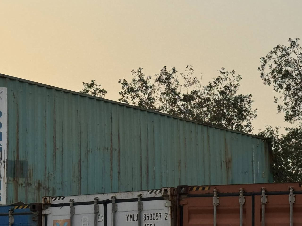 على بركة الله للبيع حاوية طول 12 متر وارتفاع 290 سم (العالية ) بدرجة نظافة جيدة المكان بغداد باب المعظم السعر 20 ورقة للاتصال ***********
