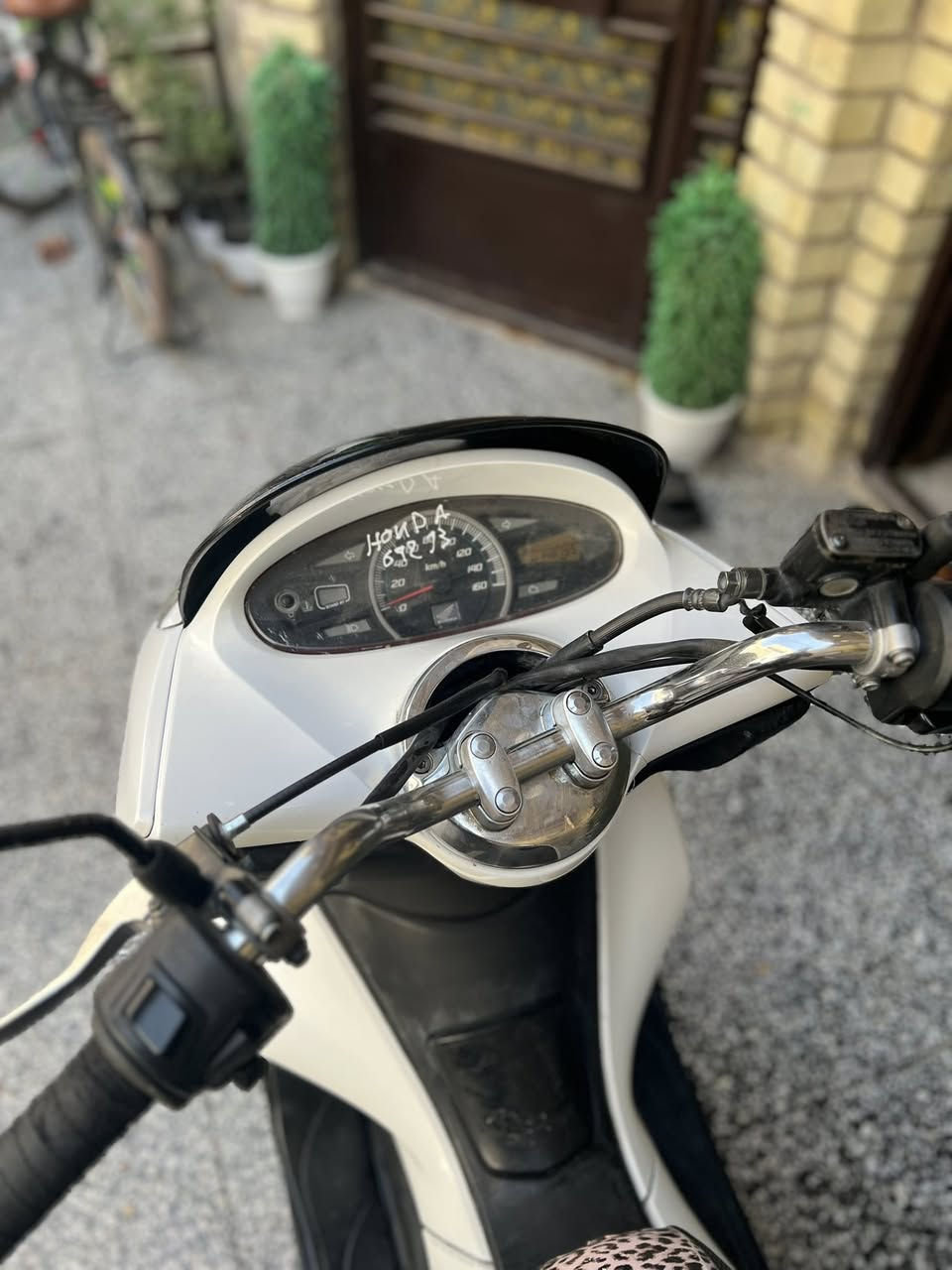 PCX جيل اول jf
بيها عطل فقط حساس حماوه وعداد البانزين شغلات بسيطه الدراجه مموكفتني تمشي كله بلاد بنزات جديده شادلها ودهن جديد دبلات بلاديه الدراجه ماعر بيها تجي تفحص وتاخذ الدراجه السعر مليون و200 وبيها مجال 
بغداد مدينه الصدر 
***********
