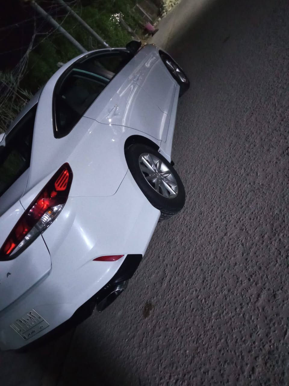 السلام عليكم ورحمة الله وبركاته. 
إذا تدور سيارة تجمع بين الفخامة، الراحة، والاعتمادية… هاي فرصتك 

للبيع سوناته 2018 وارد امريكي. مواصفات se. لون ابيض لؤلؤي

سيارة نظيفة جداً، استخدام شخصي ومحافظ عليها بشكل واضح
 السيارة مكفولة كفالة عامة على وضع الشركه — تمشي وانت مرتاح البال

محرك 4 سلندر سعة 2.4 لتر
يولد قوة تقريباً 185 حصان 
كير أوتوماتيك 6 سرعات (ناعم وسلس بالتبديل)
نظام دفع أمامي (FWD)
صرفية بنزين اقتصادية ومناسبة للمشاوير اليومية والسفر 
داخل بيجي 
شاشة عرض وسطية حديثة
نظام صوتي + بلوتوث + USB + AUX 🎶
تحكم كامل من المقود
مثبت سرعة للراحة بالطرق الطويلة
تكييف قوي وبارد جداً على وضع الشركه
داخلية نظيفة جداً ومرتبة

وسائد هوائية متعددة
نظام ABS (مانع انغلاق الفرامل)
نظام الثبات الإلكتروني (ESP)
حساسات 

لون أبيض لؤلؤي 
شكل حديث وانسيابي
سيارة مريحة جداً بالقيادة والسفر
وضعها ممتاز وما تحتاج أي صرف
رقم السياره بابل ورقم مميز 

مكان السياره النجف الاشرف / كوفه /

*********** / واتساب
