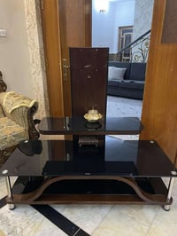 ميز تلفزيون نضيف السعر 100 وبي مجال العنوان بغداد الدوره للاستفسار 077...