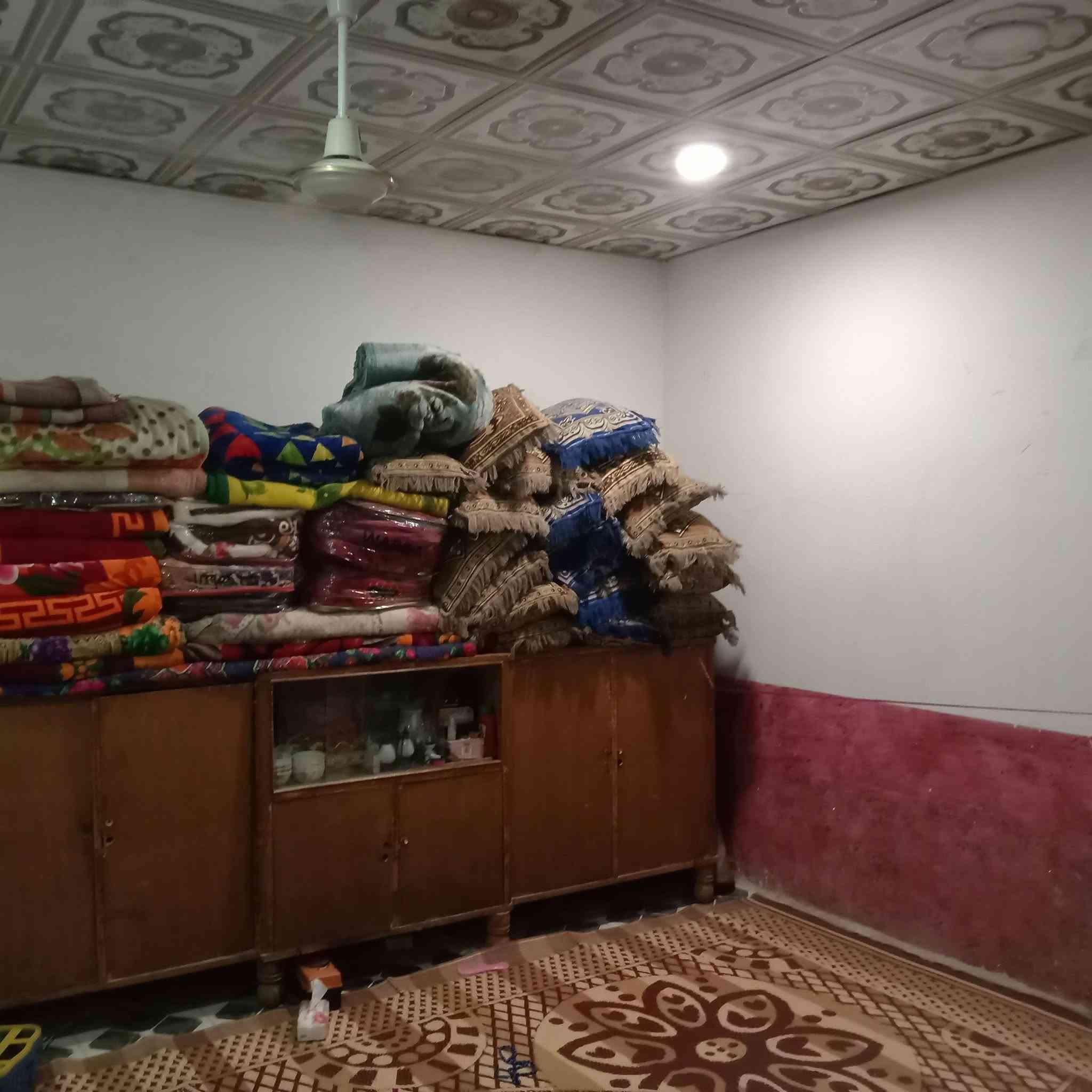 السلام عليكم
بيت مساحته 130م موقعة الرضوية السابعة شارع التركمان قريب على شارع العام يحتوي على استقبال وغرفة وصاله ومطبخ وصحيات 

للأتصال 👇
***********
(ما اتواجد على الفيس العنده إستفسار على الرقم فقط)
