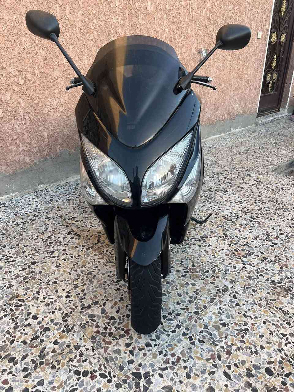 دراجة TMAX 2011 مكفولة كفالة عامة  صالنصه اصلية  ماشية 37 الف سكيورتي للاستفسار *********** السعر 32. المكان بغداد الشعب
