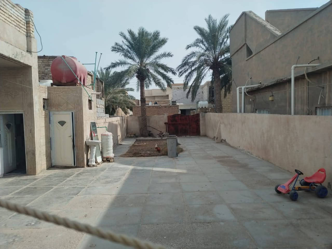 دار للبيع ع ع الشط  الكورنيش مجاور بيت تركي خوان قريب روضة الاقمار المساحة الكلية 286 مبني منها 100 متر بي غرفتين وصالة ومطبخ وصحيات وغرفة فوك مع ساحة 186 متر 
بقية الاستفسارات مراسلة خاص
او اتصال ***********
