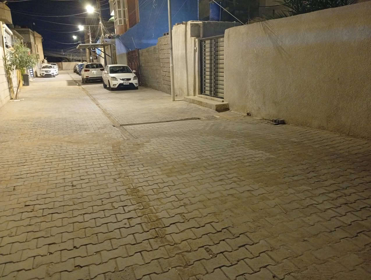 بيت للبيع
المساحة ٢٤٠
طابقين الرضي كامل 
والطابق الثاني هيكل 
ديوانيه ٦×٤....المطبخ ٤×٥
الهول الموزع ٧×٥
صحيات .....غرفتين ٥×٤
حديقه ١٢×٤
طابو زراعي .عراقي 
الرقم الأستفسار ***********
منطقة عويسيان ...قرب معمل بلوك الكوفه

