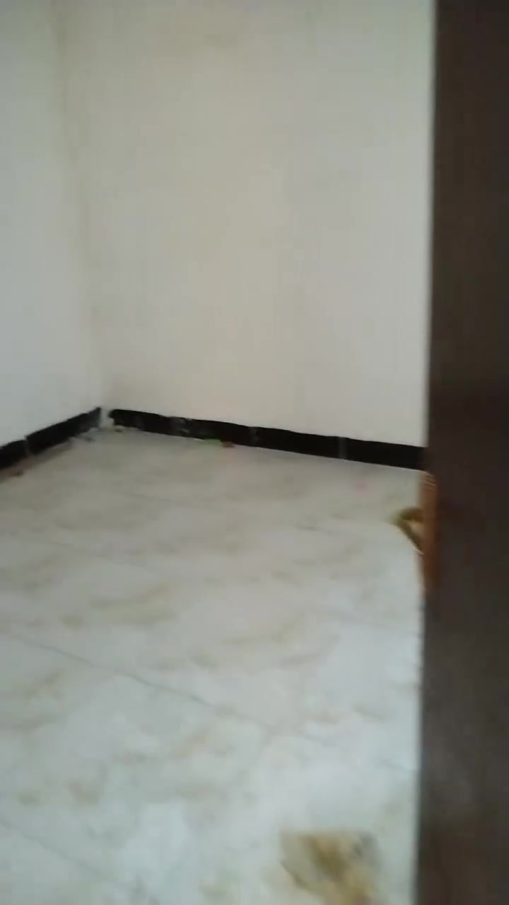 #للايجار 
شقة طابق ثاني درج مشترك 
حي الواسطي 
خلف المعوقين  
للاستفسار 
***********
***********
