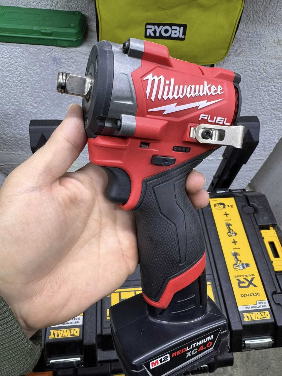 سلام عليكم اخوان 
رمضان مبارك عليكم 
دريل لقمه ملواكي اصلي جديد كامل بطاريات 2 وشاحنه 
745 نيوتن نص انج 
توصيل متوفر 
*********** واتساب 📞
